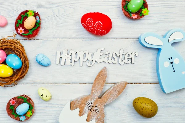 Yuvadaki zarif paskalya yumurtaları pembe arka planda ve uzayda. Minimum konsept. Metin için kopyalama alanı olan kart.