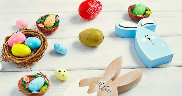 Yuvadaki zarif paskalya yumurtaları pembe arka planda ve uzayda. Minimum konsept. Metin için kopyalama alanı olan kart.