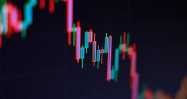 İşadamı, Altın Piyasası, Eski Pazar ve Ticaret Piyasası için yatırım grafikleri analizi üzerinde çalışıyor.