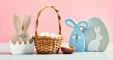 Sepet pembe arka planda paskalya yumurtası. Minimum konsept. Metin için kopyalama alanı olan kart. Paskalya dekorasyonu pilici, tavşan