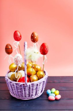 Sepet pembe arka planda paskalya yumurtası. Minimum konsept. Metin için kopyalama alanı olan kart. Paskalya dekorasyonu pilici, tavşan
