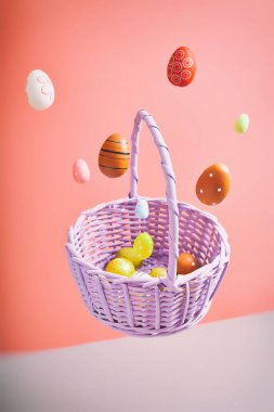 Paskalya yumurtaları uçan sepete düşüyor, Paskalya bayramı konseri.