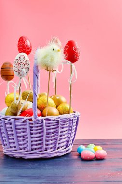 Sepet pembe arka planda paskalya yumurtası. Minimum konsept. Metin için kopyalama alanı olan kart. Paskalya dekorasyonu pilici, tavşan