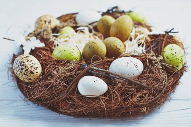 Tahta sepet içinde paskalya yumurtaları. Ahşap arka planda sarı hatunlar. Minimum konsept. Metin için bir paskalya kartı ve yerin bir kopyası..