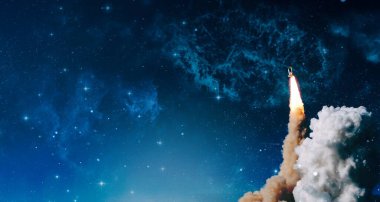 Uzay gemisi uçuşu. Yıldızlı gökyüzü ve mavi galaksiler. Uzay mekiği ve Samanyolu 'na bakın. Bu görüntünün elementleri NASA tarafından desteklenmektedir