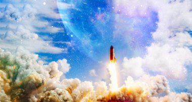 Uzay gemisi uçuşu. Yıldızlı gökyüzü ve mavi galaksiler. Uzay mekiği ve Samanyolu 'na bakın. Bu görüntünün elementleri NASA tarafından desteklenmektedir