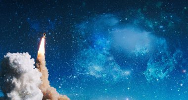 Uzay gemisi uçuşu. Yıldızlı gökyüzü ve mavi galaksiler. Uzay mekiği ve Samanyolu 'na bakın. Bu görüntünün elementleri NASA tarafından desteklenmektedir