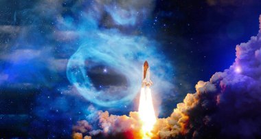 Uzay gemisi uçuşu. Yıldızlı gökyüzü ve mavi galaksiler. Uzay mekiği ve Samanyolu 'na bakın. Bu görüntünün elementleri NASA tarafından desteklenmektedir