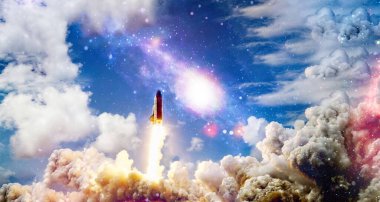 Roketler yıldızlı gökyüzünde uzaya fırlatılıyor. Roket uzay kavramına başlıyor. NASA tarafından desteklenen bu görüntünün elementleri