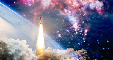 Roketler yıldızlı gökyüzünde uzaya fırlatılıyor. Roket uzay kavramına başlıyor. NASA tarafından desteklenen bu görüntünün elementleri