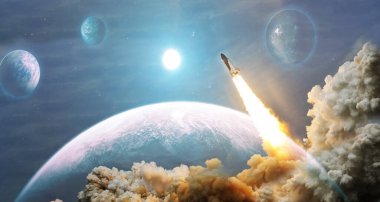 Uzay gemisi uçuşu. Uzay mekiği bulutlardan uzaya fırlatılıyor. Arka planda yıldızlar olan karanlık uzay. Bu görüntünün elementleri NASA tarafından desteklenmektedir