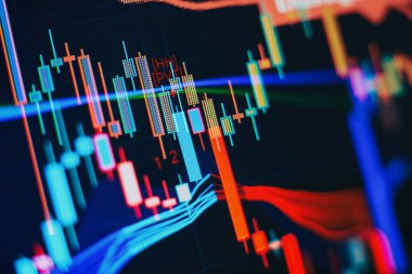 Koyu mavi arkaplan üzerinde dijital grafik arayüzü. Borsa ve finansal başarı kavramı.