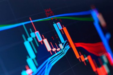 Borsa ve fintech kavramı. Monitörde soyut finansal ticaret grafikleri.