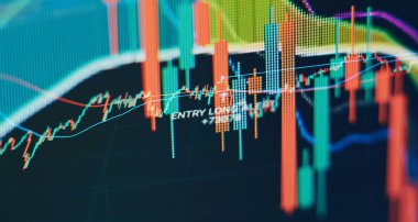 grafik ve gösterge, mavi temalı ekranda kırmızı ve yeşil şamdan çizelgesi, piyasa dalgalanması, yukarı ve aşağı eğilim. Hisse senedi ticareti, kripto para birimi geçmişi.