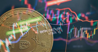 Sanal kripto para birimi kavramı. Bitcoin kripto para birimi arkaplanda bulanık mum boyası şeması ve yansıması ile