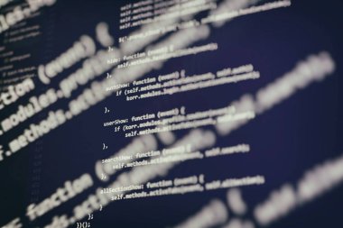 Masaüstü bilgisayar monitörü fotoğrafı. Javascript fonksiyonlar, değişkenler, nesneler. Proje yöneticileri yeni bir fikir üzerinde çalışıyorlar. Gelecekteki teknoloji yaratma süreci.