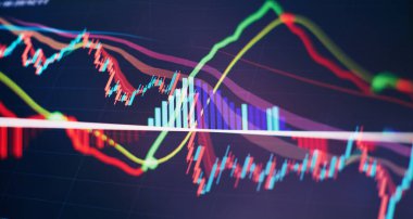 Teknik fiyat grafiği ve göstergesi, mavi ekranda kırmızı ve yeşil şamdan grafiği, piyasa dalgalanması, yükseliş ve düşüş eğilimi. Hisse senedi ticareti, kripto para birimi geçmişi.