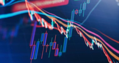 Bilgi tabloları üzerinde iş analizi. İşadamı Gold 'un yatırım grafiklerini analiz ediyor.