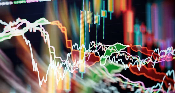 Koyu mavi arkaplan üzerinde dijital grafik arayüzü. Borsa ve finansal başarı kavramı.