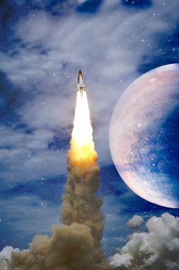 Uzay mekiği uzaya doğru havalanıyor. Arkaplanda yıldızlar olan karanlık uzay. Uzay gemisi uçuşu. Bu görüntünün elementleri NASA tarafından desteklenmektedir