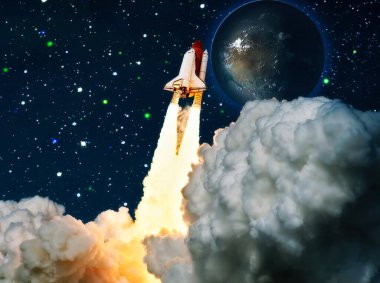 Uzay mekiği uzaya doğru havalanıyor. Arkaplanda yıldızlar olan karanlık uzay. Uzay gemisi uçuşu. Bu görüntünün elementleri NASA tarafından desteklenmektedir