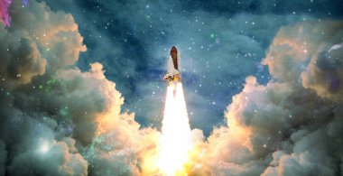 Uzay mekiği uzaya doğru havalanıyor. Arkaplanda yıldızlar olan karanlık uzay. Uzay gemisi uçuşu. Bu görüntünün elementleri NASA tarafından desteklenmektedir