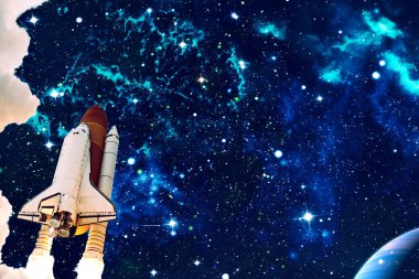 Uzay gemisi yıldızlı gökyüzüne doğru havalanıyor. Uzay Fırlatması. Bu görüntünün elementleri NASA tarafından desteklenmektedir