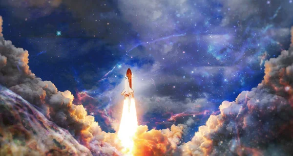 Uzay gemisi uçuşu. Yıldızlı gökyüzü ve mavi galaksiler. Uzay mekiği ve Samanyolu 'na bakın. Bu görüntünün elementleri NASA tarafından desteklenmektedir