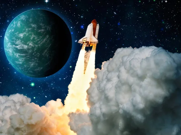 Uzay gemisi yıldızlı gökyüzüne doğru havalanıyor. Uzay Fırlatması. Bu görüntünün elementleri NASA tarafından desteklenmektedir