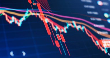 Bir bilgisayarın monitöründeki profesyonel teknik analiz için hacim analizi de dahil olmak üzere çeşitli göstergelere sahip finansal araçların grafikleri.