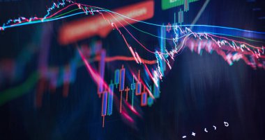 Bir bilgisayarın monitöründeki profesyonel teknik analiz için hacim analizi de dahil olmak üzere çeşitli göstergelere sahip finansal araçların grafikleri.