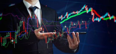 Borsa, iş büyümesi, ilerleme ya da başarı kavramı. İşadamı veya tüccar artan bir sanal hologram stoku gösteriyor, ticarete yatırım yap.