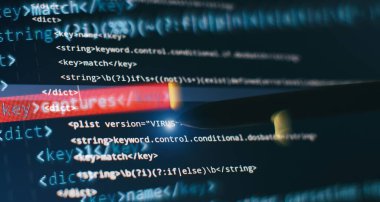 Soyut bilgisayar kodları. Yazılım geliştiricisinin kod ekranı programlanıyor. Yazılım Programlama Çalışma Süresi.