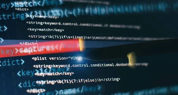 Soyut bilgisayar kodları. Yazılım geliştiricisinin kod ekranı programlanıyor. Yazılım Programlama Çalışma Süresi.