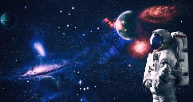 Uzayda astronot. Kozmik sanat, bilim kurgu duvar kağıdı. Derin uzayın güzelliği. Bu görüntünün elementleri NASA tarafından desteklenmektedir
