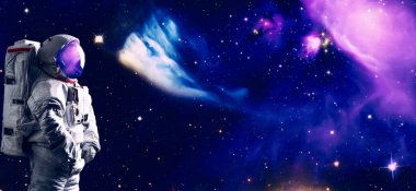 Dış uzay gezegeninde astronot. Duvar kağıdı ve baskı için yüksek çözünürlüklü ideal. Bu görüntünün elementleri NASA tarafından desteklenmektedir