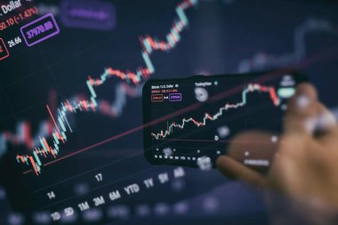 Borsa alım-satım emrini uygulamak için cep telefonu uygulamasını kullanan borsacı borsacı simsar.