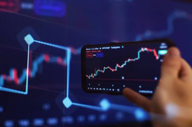 Borsa alım-satım emrini uygulamak için cep telefonu uygulamasını kullanan borsacı borsacı simsar.
