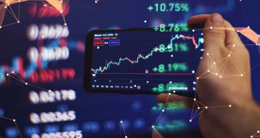 Borsa alım-satım emrini uygulamak için cep telefonu uygulamasını kullanan borsacı borsacı simsar.
