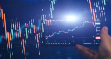 Borsa alım-satım emrini uygulamak için cep telefonu uygulamasını kullanan borsacı borsacı simsar.