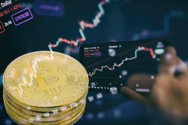 Bitcoin kripto altın sikkesi, smartfone üzerine. Kripto para değişimi ticareti. Arka planda altın Bitcoin kripto para birimi