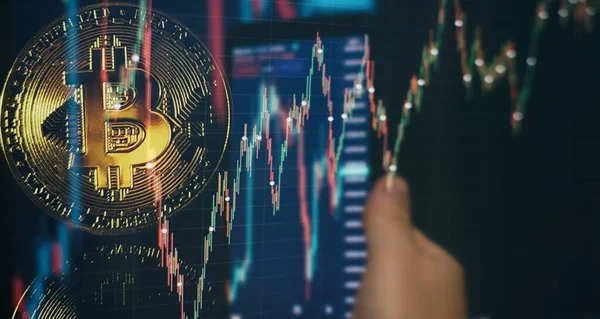 Candle stick grafik şeması ve dijital arkaplanı olan akıllı resim üzerinde altın bitcoinler.