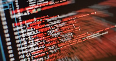 Laptop Kapanış Fotoğrafını Göster. Web tasarımı programlayıcı geliştirici ekran için bilgi teknolojisi web sitesi kodlama standartları.