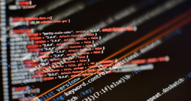 Laptop Kapanış Fotoğrafını Göster. Web tasarımı programlayıcı geliştirici ekran için bilgi teknolojisi web sitesi kodlama standartları.