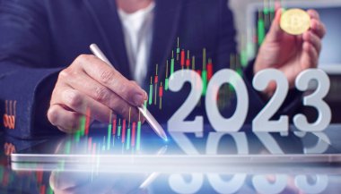 Adamın elinde bir bitcoin 2023 var. İş adamı bitcoin koyar. Bitcoin satın alma konsepti. Korumak. Kripto para birimi. Yakın plan. sanal para