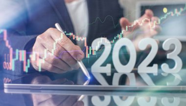 Tablete el yazısı yaz ve ekrana dokun. Borsa 2023 konsepti. Grafik analiz mumuna bakan işadamı