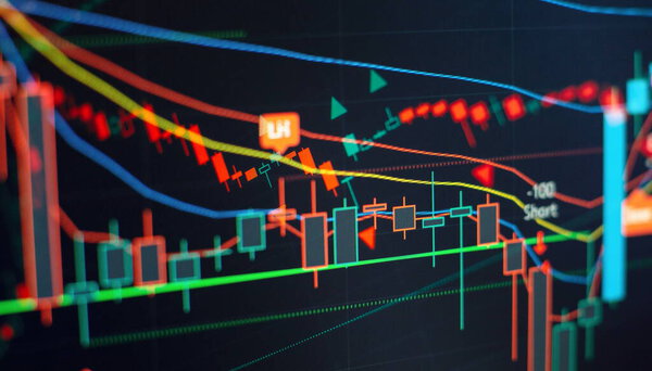 Технический ценовой график и индикатор, красный и зеленый график подсвечников на синем экране темы, волатильность рынка, вверх и вниз тенденция. Торговля акциями, криптовалютный фон.