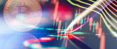 BTC Kripto Para Birimi. Mum çubuğu grafik grafiği ve dijital arkaplanı olan altın bitcoinler..