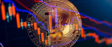 Çizelgeye göre bitcoin fiyatlarında güçlü bir artış var. Sanal varlıklara yatırım yapmak. Grafik diyagramının arka planında altın Bitcoin kripto para birimi.