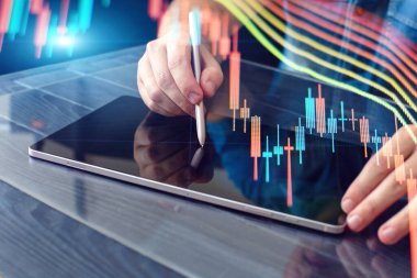 İş adamı satış verilerini analiz eder ve ekonomik büyümeyi grafiğe döker. Planlama ve iş stratejisi Önx Ticaret Finans ve Bankacılık Analizi.